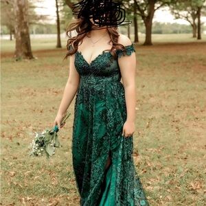 Elegant Green Lace Off-Shoulder Prom Dress